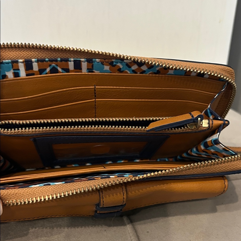 Vera Bradley Bozeman Wristlet in Brown Leather. - Picture 3 of 4